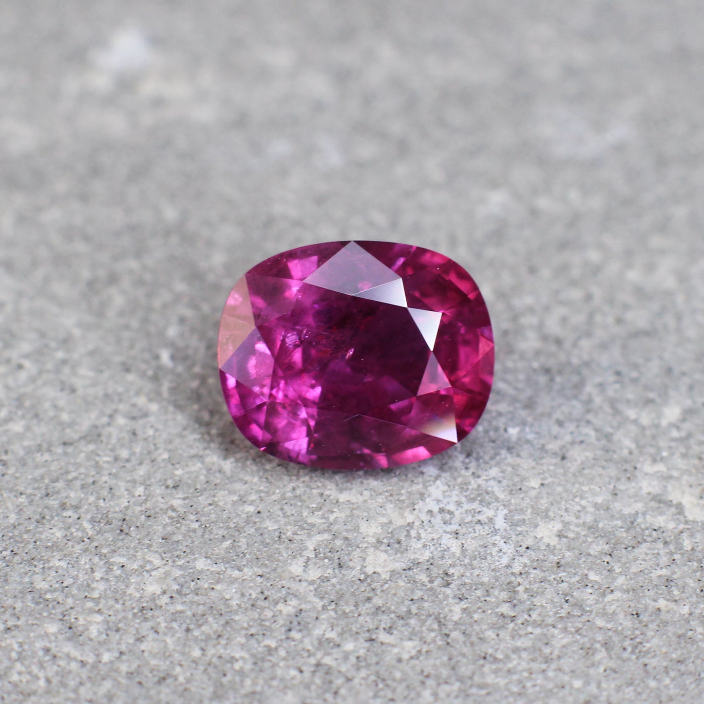 2.00ct Purplish Pink, Cushion Sapphire, H(b), Thailand - 8.11 x 6.70 x 4.13mm