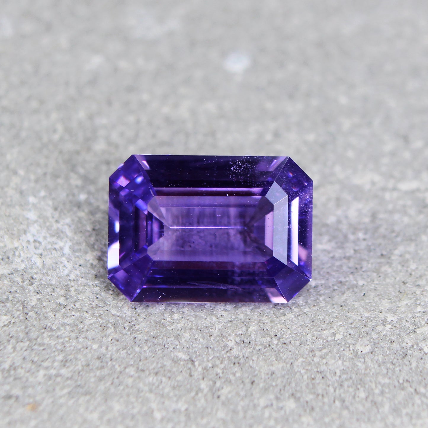 3.16ct Violetish Blue / Purple, Colour Change Octagon Sapphire, No Heat, Madagascar - 10.45 x 7.56 x 3.85