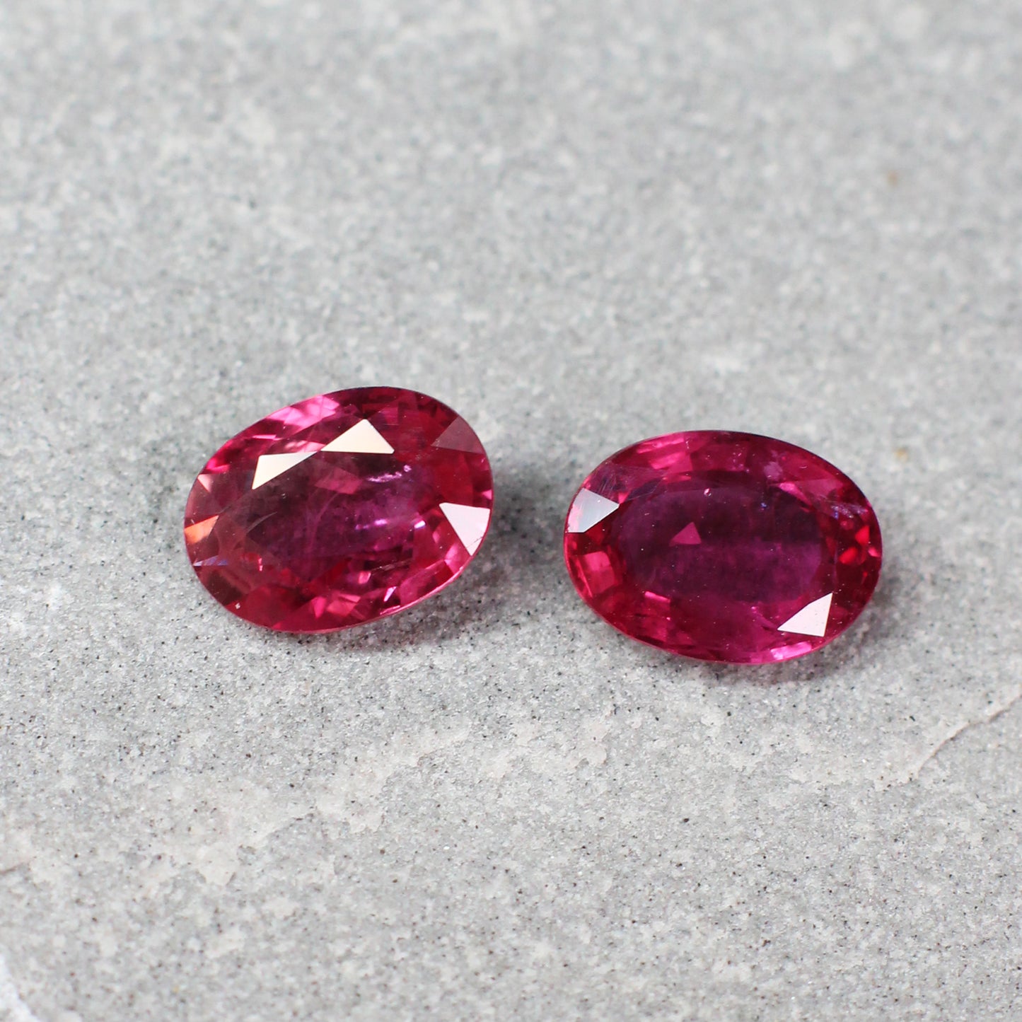 2.51ct Purplish Red, Oval Ruby Pair, Heated, Thailand - 7.9 x 5.8mm